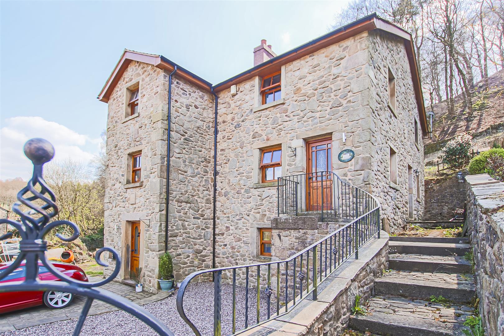 4 Bedroom Detached House For Sale - Main Image